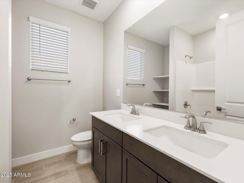 Bathroom 2 Double Sinks!