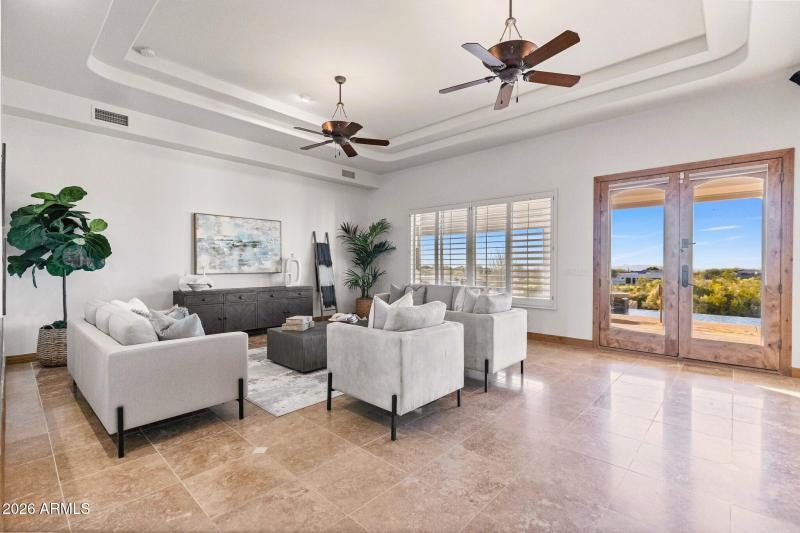 Oversized Great Room with Tray Ceiling