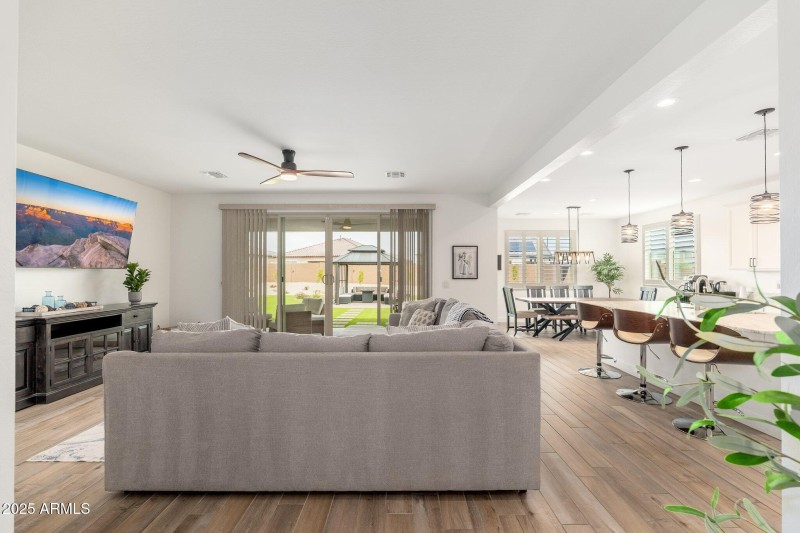 18542 W Seldon Ln - 05