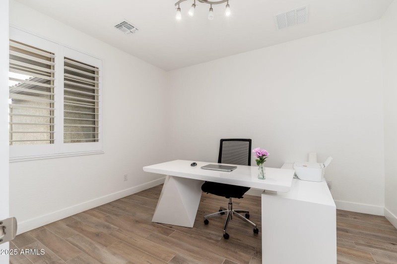 18542 W Seldon Ln - 27