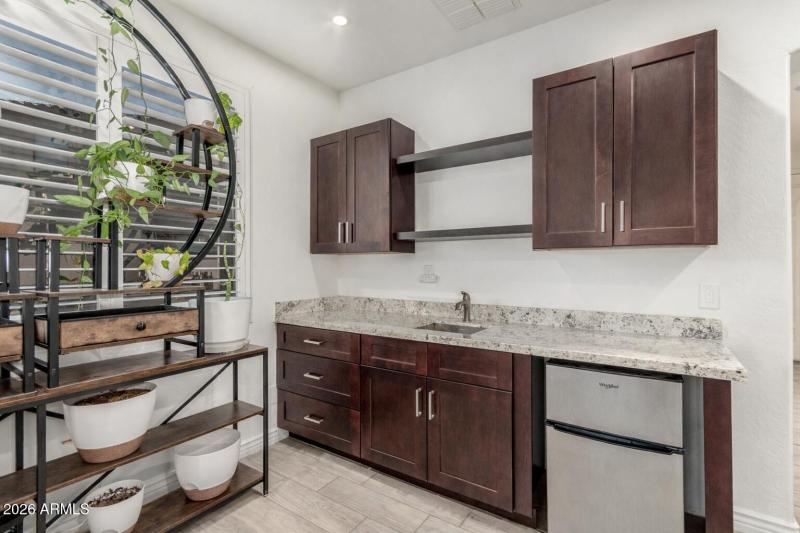 Modern Kitchen Wetbar and Shelves