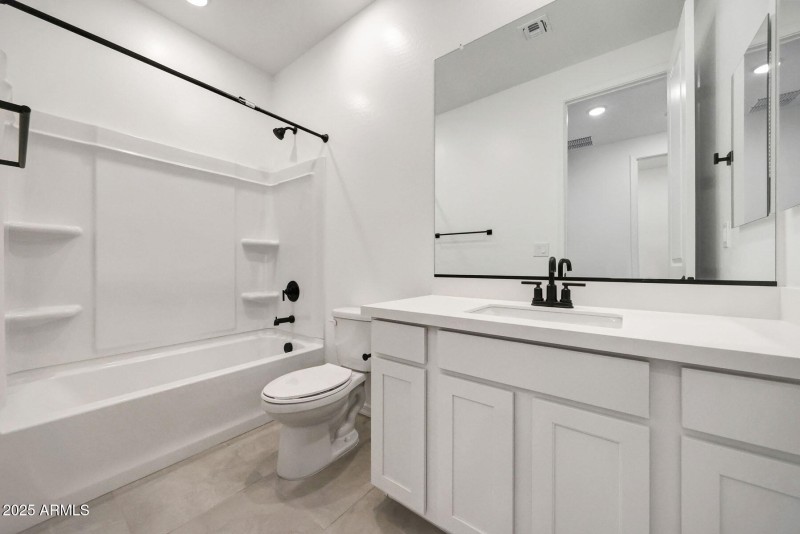 PHX_Tyler_Lot 2034_Cobalt_24180_bath3