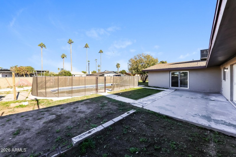 019-photo-rear-view-15009736