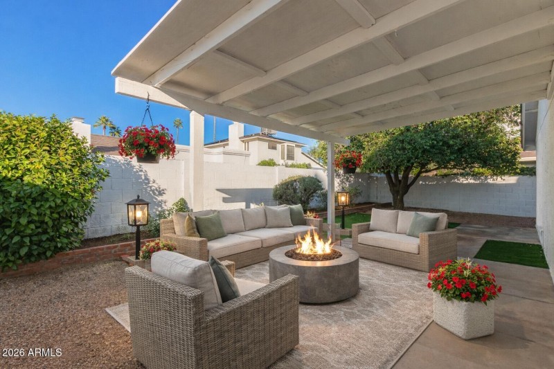 Staged 4 306 W Beverly Ln