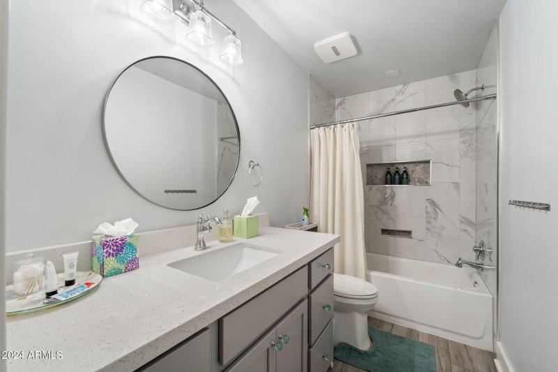 025__4525 E Paradise Ln