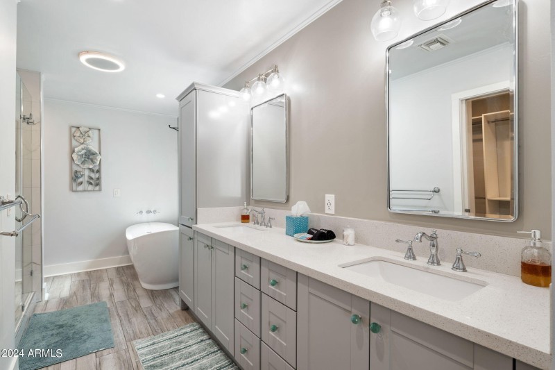 019__4525 E Paradise Ln