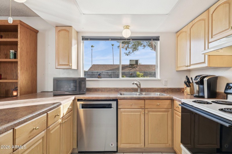 10-web-or-mls-3915-e-windrose-dr