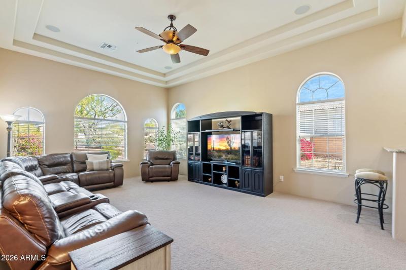 Family room w/wet bar