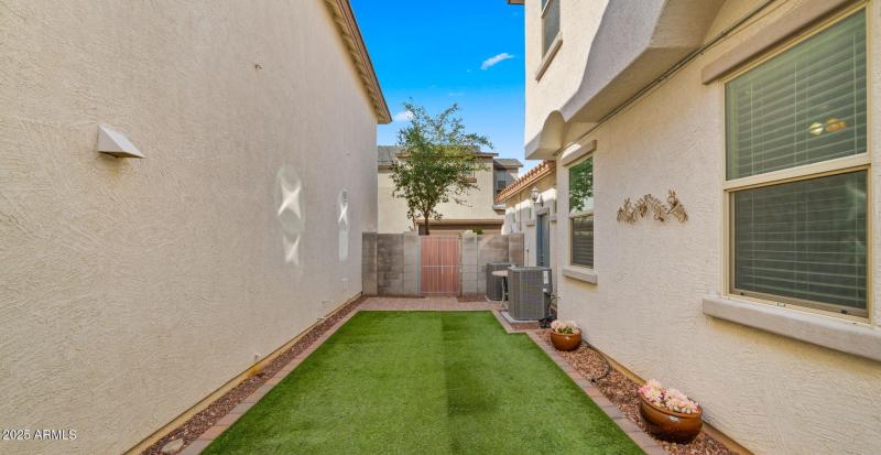 28-web-or-mls-Backyard Space4