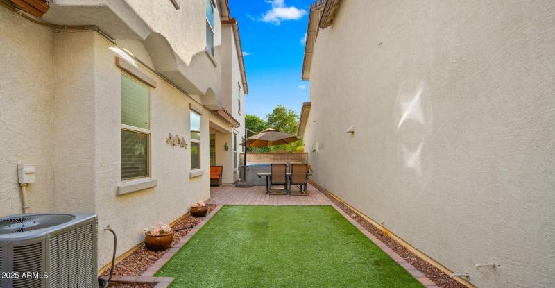 29-web-or-mls-Backyard Space1