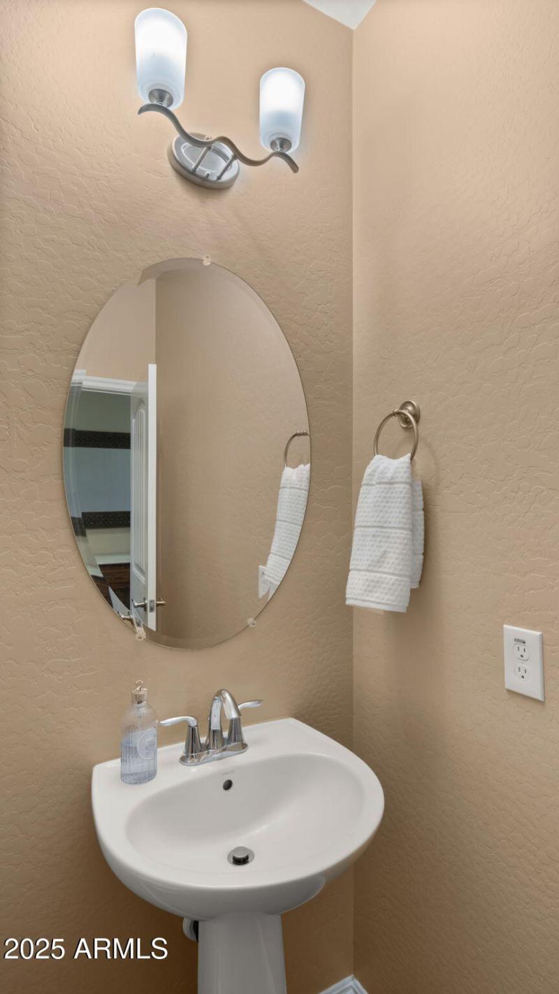 31-web-or-mls-Powder Room