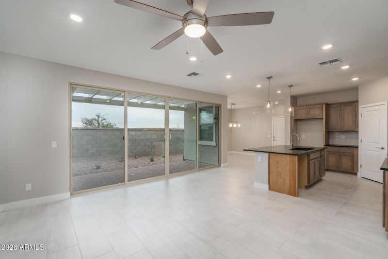 6) GREAT ROOM TO KITCHEN