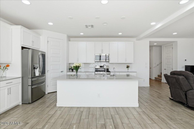 17-2327 E Ridgewood Ln_RedHogMedia