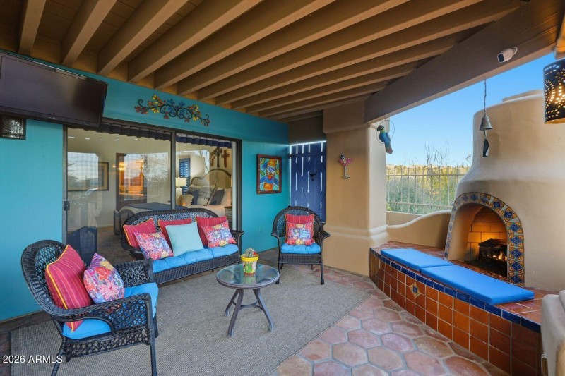 Ourtdoor sitting area w/gas fireplace