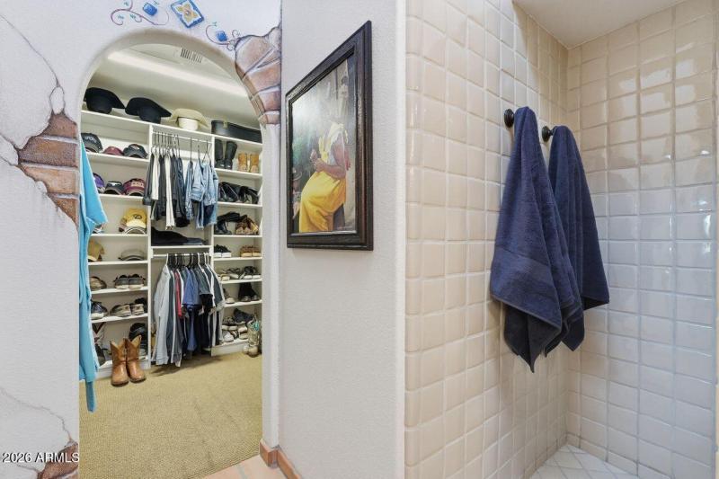 Snail shower and walk in closet