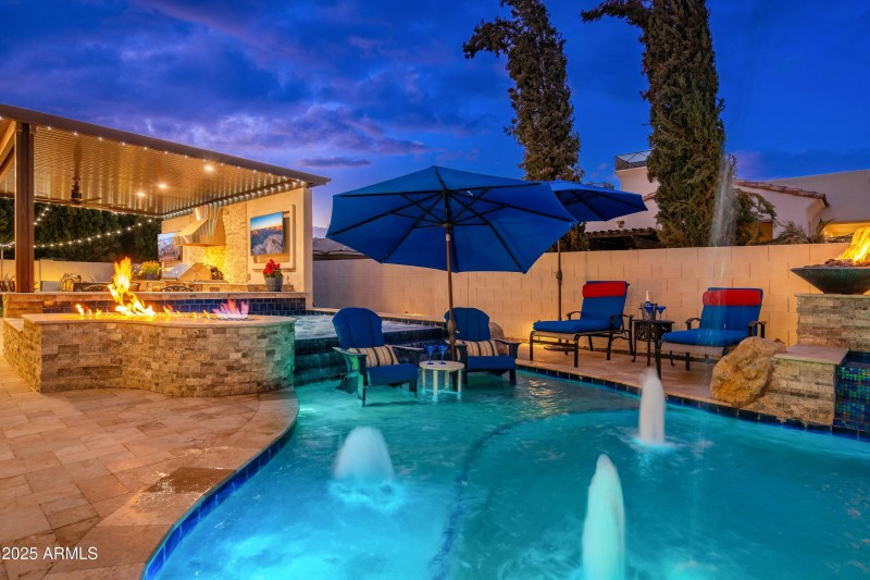 20Man Spa & Swim-up Bar!