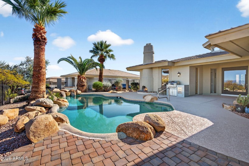 12-web-or-mls-70-E Telegraph Dr