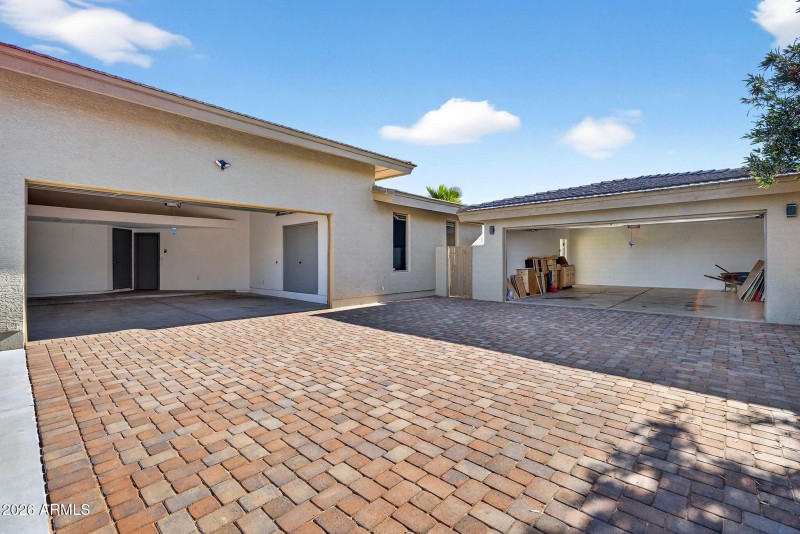 80-web-or-mls-52-E Telegraph Dr