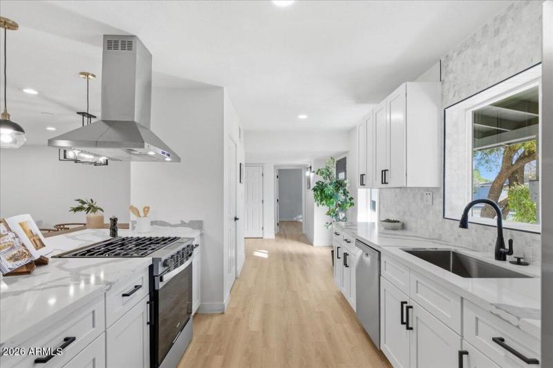 16-4210_N_18th_Ave_53