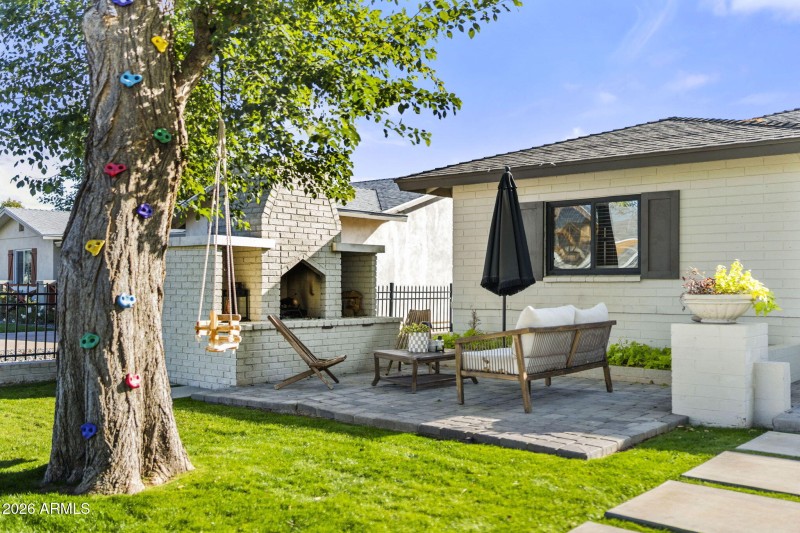 Front Sitting Area / Fireplace