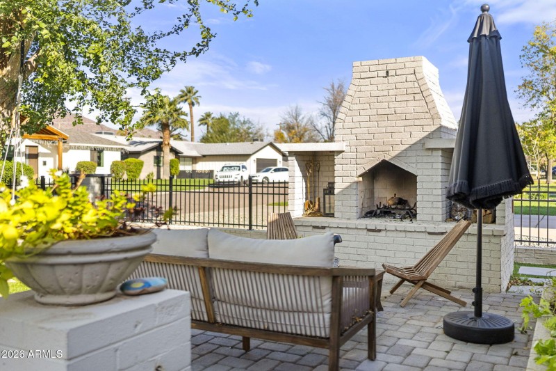 Front Sitting Area / Fireplace