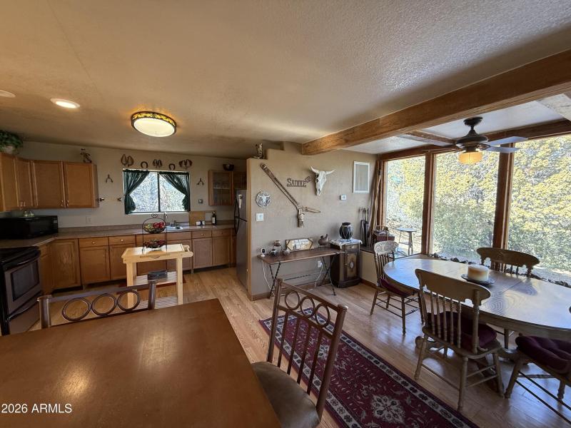 Kitchen & dining area