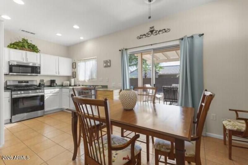 Spacious Kitchen and dining area!