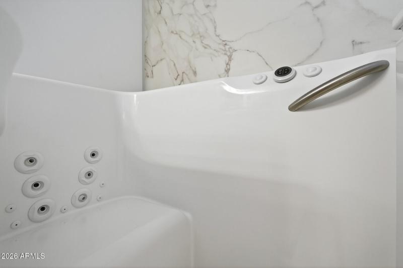 48_15816_W_La_Paloma_Dr42_mls