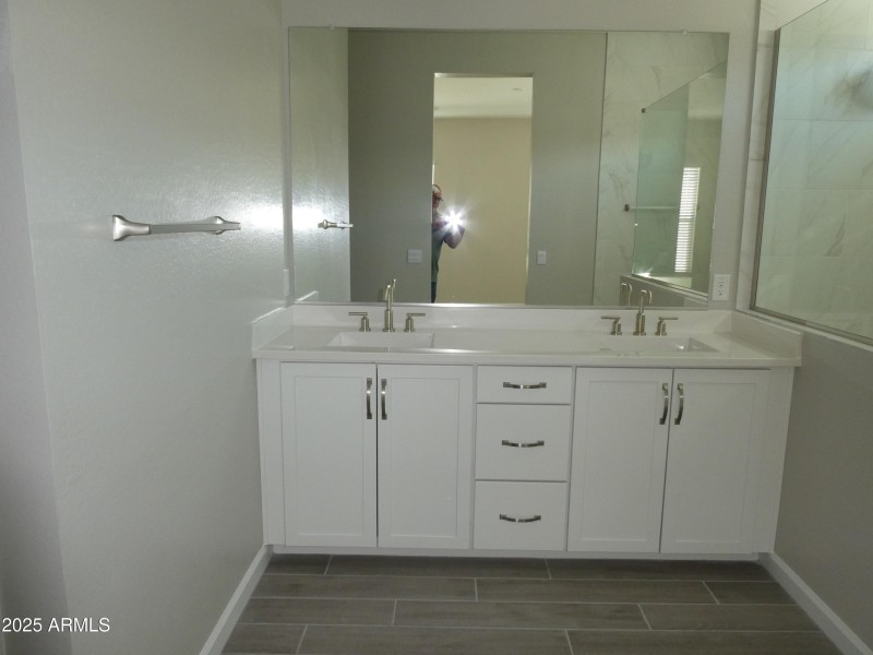 master bath w. double sinks
