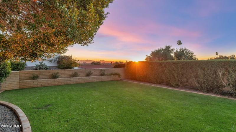 2260 E Palmaire Ave-large-036-050-TOD431