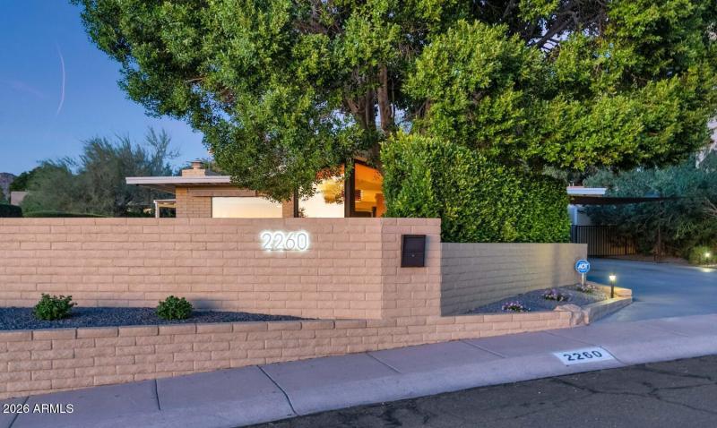 2260 E Palmaire Ave-large-038-036-TOD434