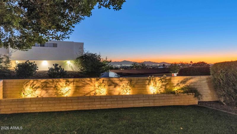 2260 E Palmaire Ave-large-037-048-TOD438