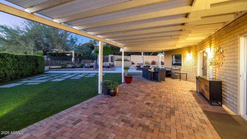 2260 E Palmaire Ave-large-049-054-TOD434