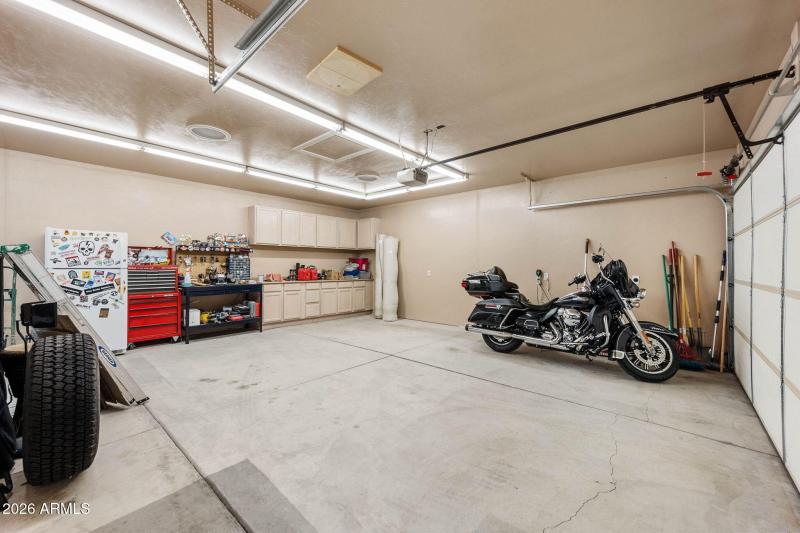 32-Garage Interior (1)