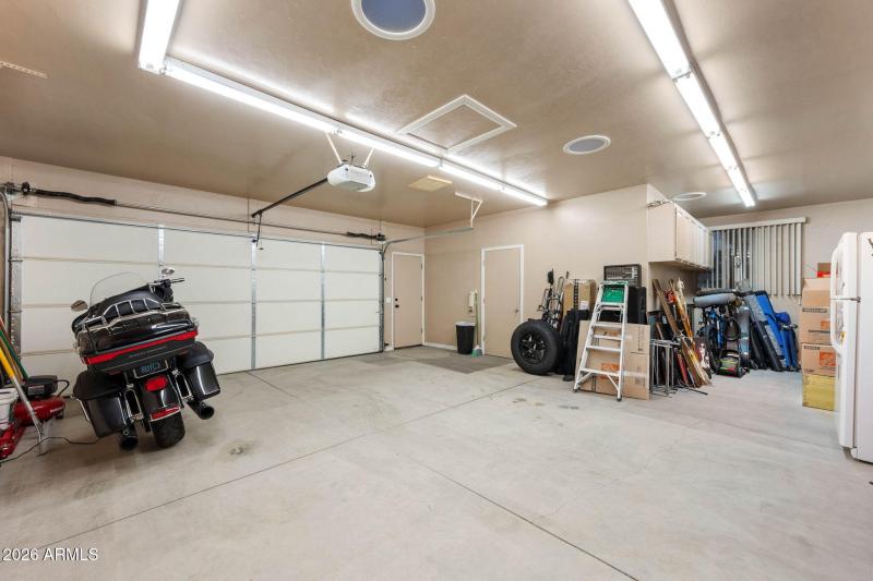 33-Garage Interior (2)