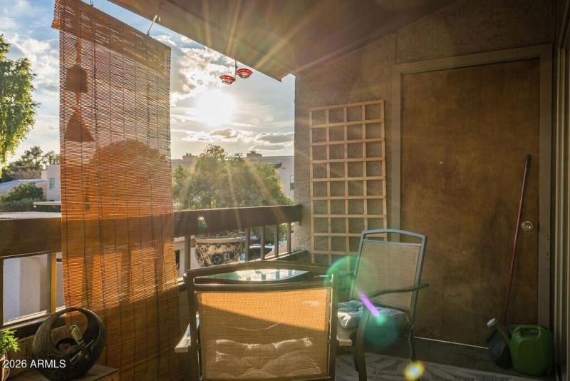 020_Balcony to Entry