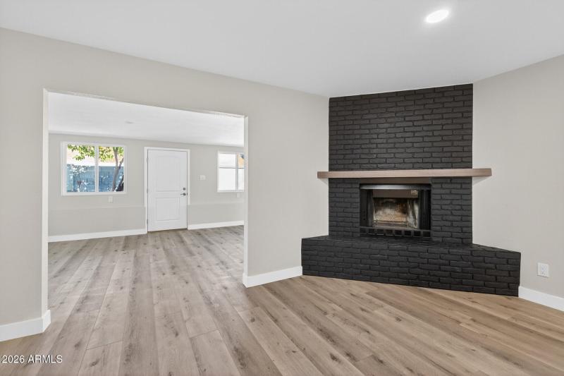 15_7352_W_Meadowbrook_Ave15_mls