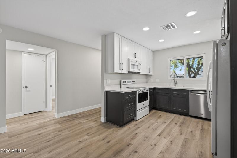 16_7352_W_Meadowbrook_Ave16_mls