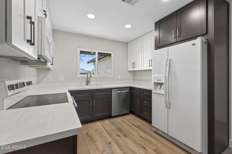 17_7352_W_Meadowbrook_Ave17_mls