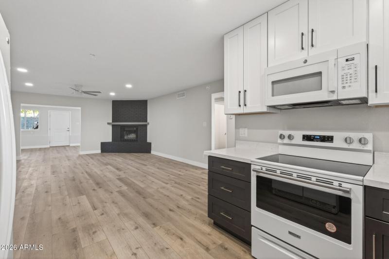 18_7352_W_Meadowbrook_Ave18_mls