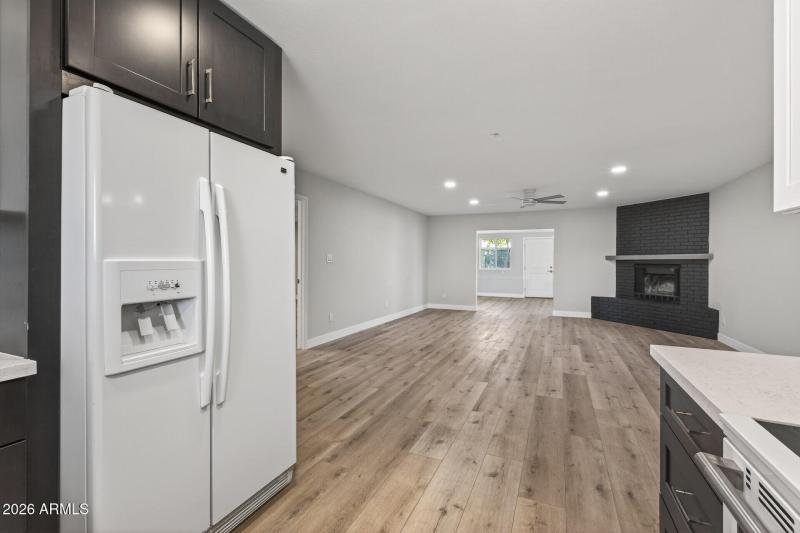 19_7352_W_Meadowbrook_Ave19_mls