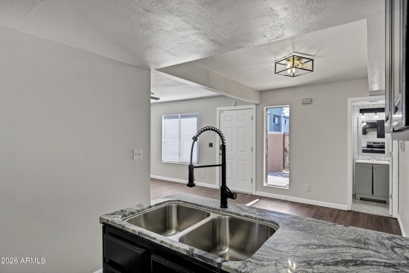 5220 W Lynwood St-10