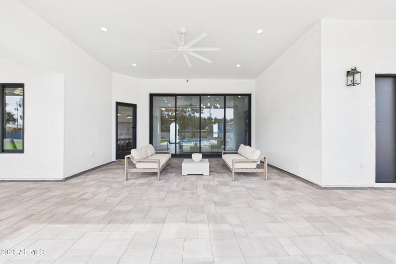 CAM06090G6-PR0010-STILL008