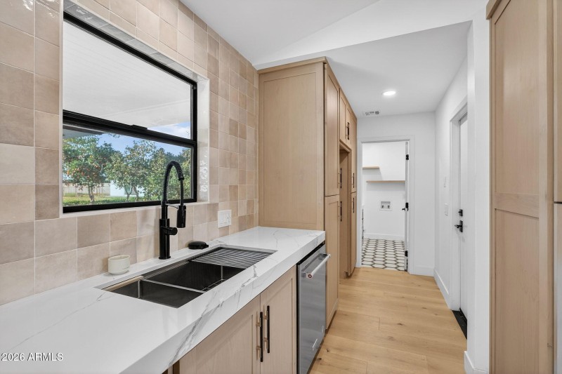 22-web-or-mls-19-E Claxton St