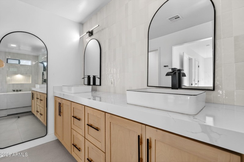 30-web-or-mls-37-E Claxton St