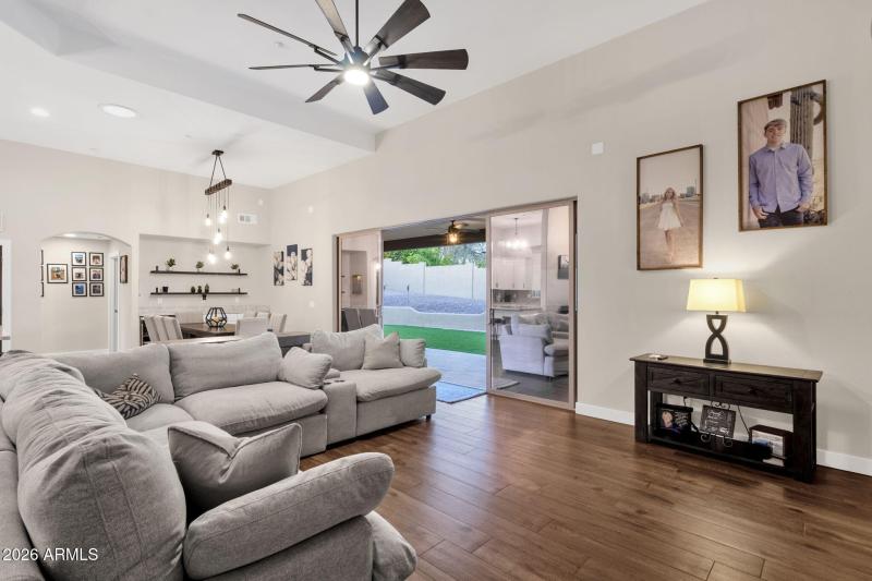 15-web-or-mls-16542-e-oxford-dr