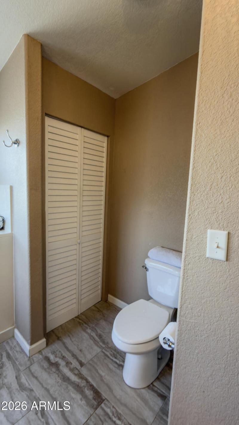 17-16101-N-El-Mirage-rd-343-bathroom-088