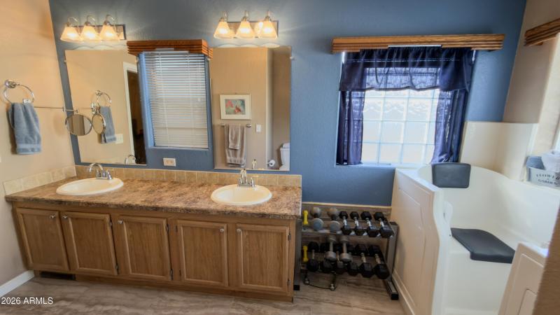 18-16101-N-El-Mirage-rd-343-bathroom-089