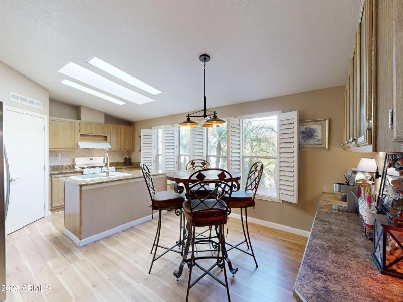 75-16101-N-El-Mirage-rd-343-dining-118