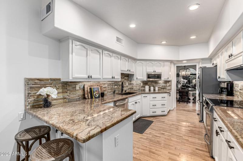 Breakfast bar/kitchen